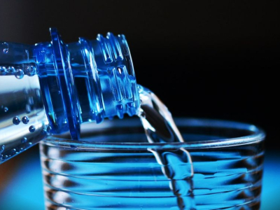 Est-il bon de boire de l'eau gazeuse tous les jours ?